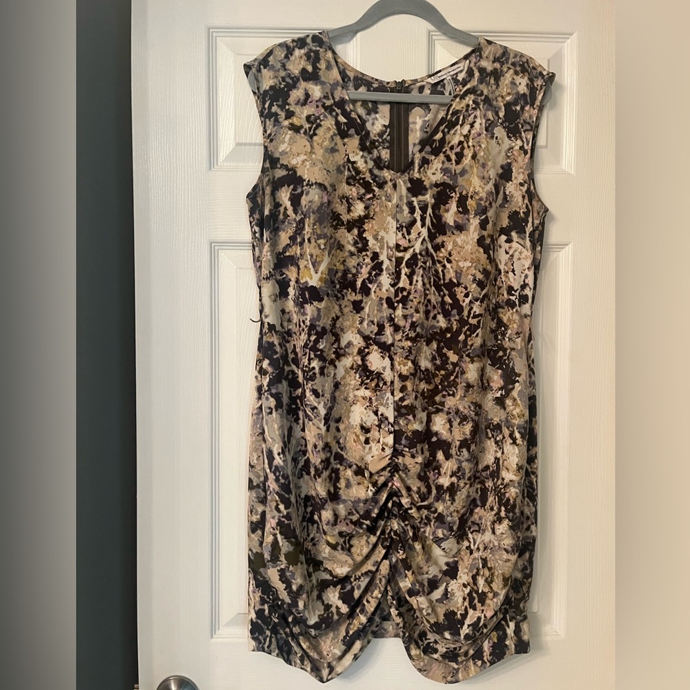 Really cute dress with gray, cream and gray undertones.